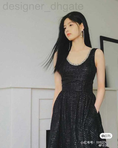 Vestidos casuais básicos Designer French Style Black Suspender Dress, Summer New Light Luxury Niche Design, Diamante de unhas pesadas, estilo estranho, saia de emagrecimento 1FU1