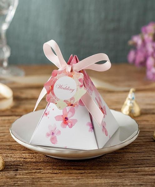 Scatole di caramelle per matrimoni per matrimoni di carta personalizzata Pyramid intera salotto da sposa festa di compleanno per feste di compleanno 100pcs lotto 7759940