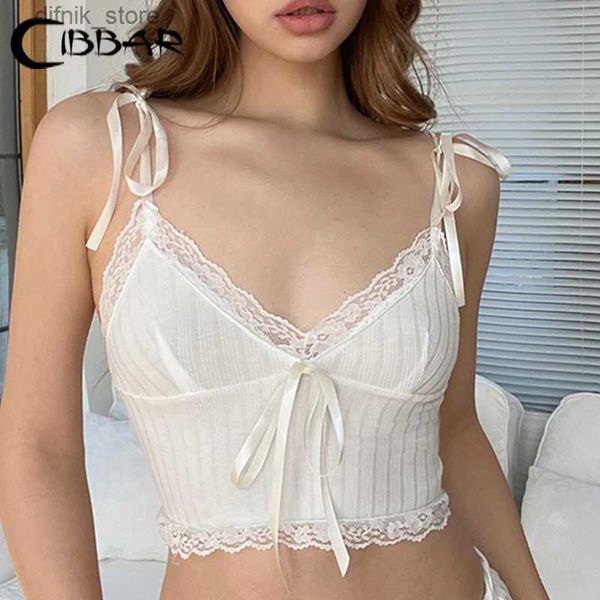 Frauen Tanks Camis Cibbar Weiße Verband Spaghetti -Strap Top Chic Spitze gerissene ärmellose Bug Crop Tops Frauen Sommer süße sexy Coquette Tees Y240403