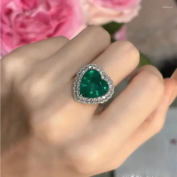 Anelli a grappolo 925 Gioielli di fidanzamento d'argento nella moda Sweet Green Gemstone Cuore a forma di donna squisita Lussuosa regalo per banchetti