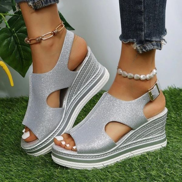 Hausschuhe 2023 Neuausschnitt Out Glitter Farbe Golden Sier Women Casual Wedges Sandalen eine Linie Peep Zehen Frauen Sommer Beach Sandalen