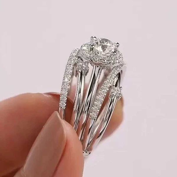 2pcs Eheringe Huitan Luxus Eheringe für Frauen Fancy Cross Design Eingelegtes Shiny CZ Stone Fashion Vielseitige Finger-Ring-Geschenkschmuck