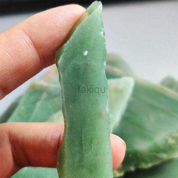 Massagesteine Felsen natürlicher Jadeit Stone Green Raw China Dulong Jade Unterricht Mineralproben Home Dekoration Stein 240403