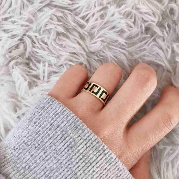 Designer de luxo Plain Rings Letters Gold Mulheres tocam designers de alta qualidade masculinas para festas clássicas amor ladies la bague. D219233F