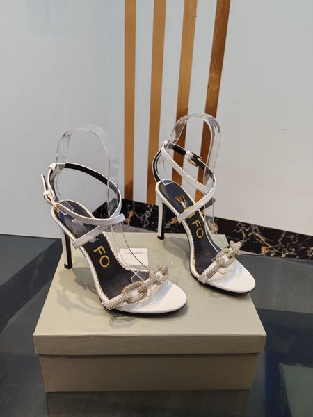 Туфли серебристого цвета на высоком каблуке с украшением и коробкой fli3e