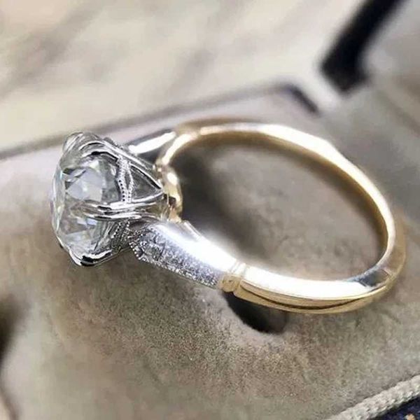 Anelli di nozze di 2 pezzi Huitan ha sottovalutato l'anello di zirconia cubica rotonda per le donne ad anello di fidanzamento del matrimonio Accessori eleganti nuovi gioielli alla moda.