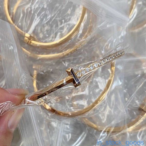 Original 1to1 Brand Logo High -End -Womens Armbänder gegen Gold plattiert schmales T1 -Armband handgefertigt mit Sternen, die für Fashion Classic Party Manschette Armband Geschenk sind