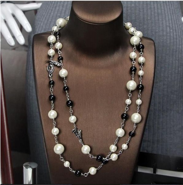 Anhänger-Halsketten, klassische lange Halskette, koreanische Mode, vielseitige schwarze und weiße Perle, Buchstaben-Pullover-Kette, Herbst- und Winter-Kleidungsschmuck