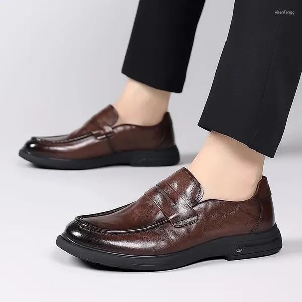 Sapatos casuais para o homem 2024 Mocassins Office de couro masculino de salto baixo Masculino de costura redondo dedo do pé no não zapatos