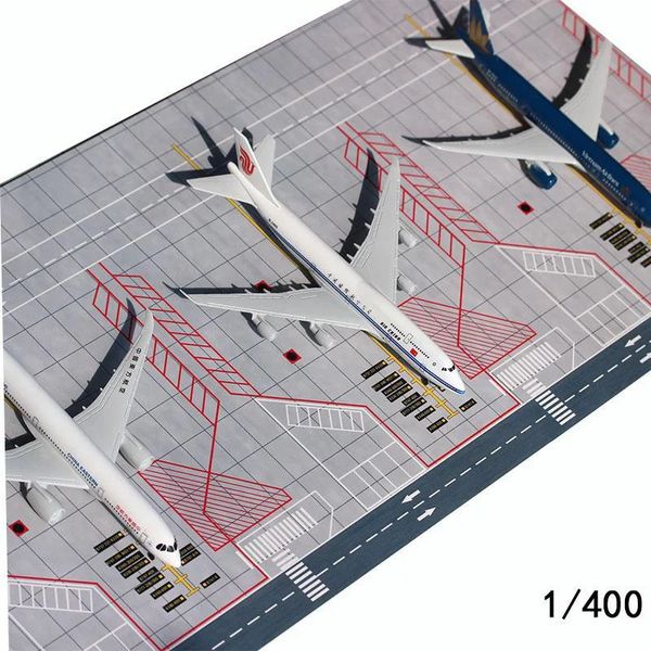 Escala 1/400 Aeroporto Passageiros Aeronaves Pista Modelo PVC Estacionamento Avental Pad Aeronave Cena Display Diorama Kits 1 Pcs 240328