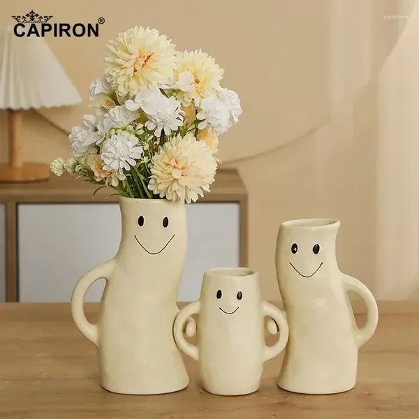 Vasos sorridentes em família vaso broto bege casal amante estatueta contêiner sala de estar de estar interior na casa de casa decoração