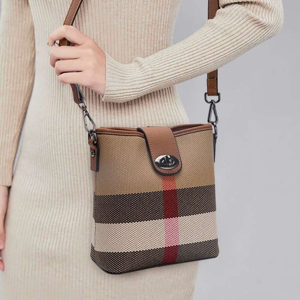 Stilvolle luxuriöse Straddle-Tasche Fort Style High-End-personalisierte Eimer modische Plaid Neues Mobiltelefon Muster vielseitig für das Ausgehen einer Schulterkreuzkörper Frauen