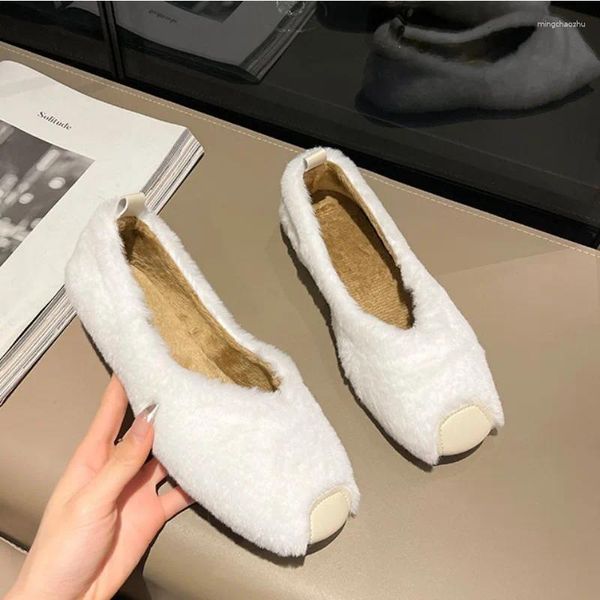 Scarpe casual che indossano il peluche di Mary Jane all'esterno Donne pigre in cotone bianco invernale che fanno un passo femminile