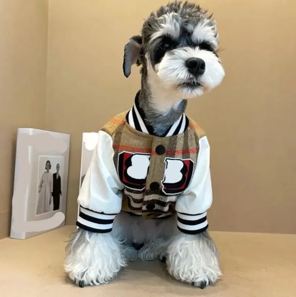 Accessori per cani di lusso di design Accessori per cani esterni giacca da baseball primaverile autunnale gatto peluche addensato cappotto caldo per maglieria per abbigliamento per abbigliamento