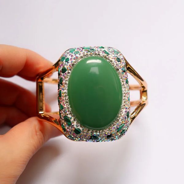 Braccialetto aperto in cristallo di giada verde malese a faccia larga per donna placcato in oro pieno di piccole pietre preziose moda personalizzata_voghion.com