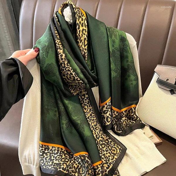 Lenços maduro leopardo quadro flor cachecol elegante verde escuro cetim xale casual ao ar livre protetor solar à prova de vento envoltório de cabeça