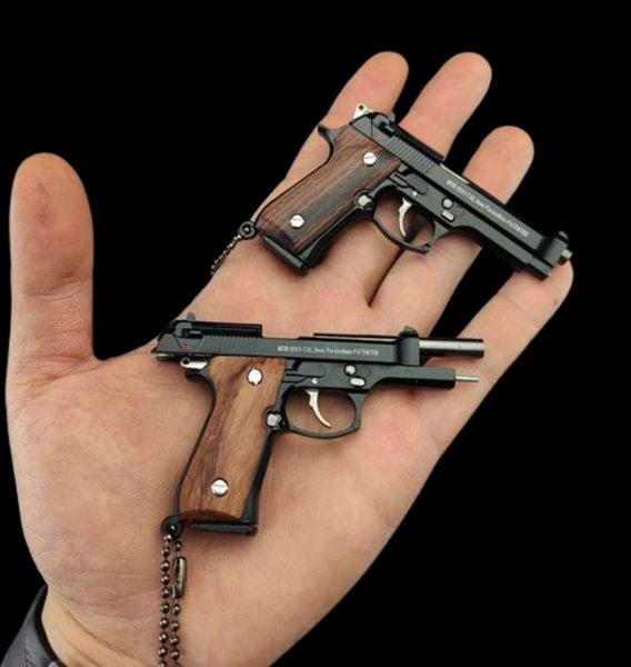Gun oyuncakları metal malzeme tabanca silah minyatür modeli 1 3 Beretta 92F Ahşap Tutucu Anahtarlık El Sanatları Kolyesi Doğum Günü GI3027888