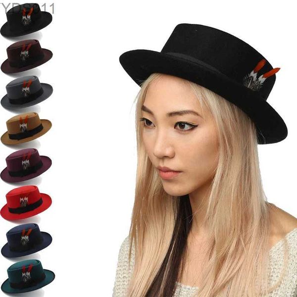 Wide Bim Hats Bucket Womens Pork Pie Cap Feather Band Fedora Trilby Sunhat Klassische Jazz Party Outdoor Reisen Streetstyle Größe US 7 1/4 UK L YQ240403