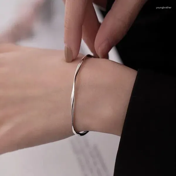 Armreif Fashion Mobius Offenes Armband Einfache silberne Farbe Verstellbar für Frauen in elegantem Schmuckzubehör Großhandel