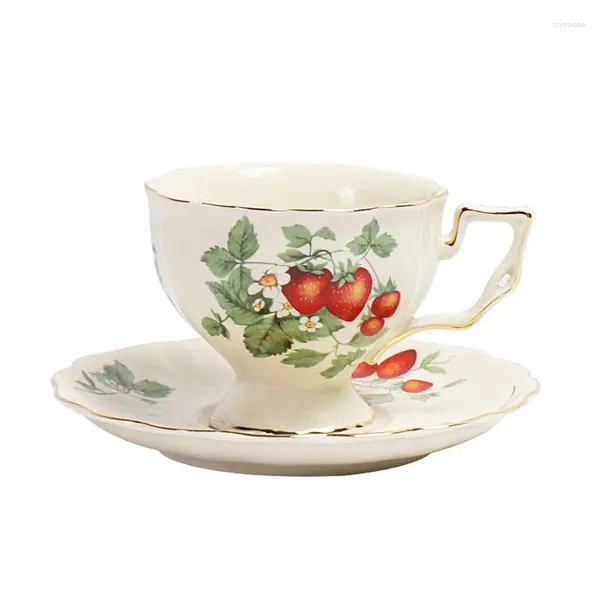 Tazze di piattino set caffè set ceramico fiore di fragola di fragola vernice oro tazza da tè pomeridiano britannico e tazze da piattino