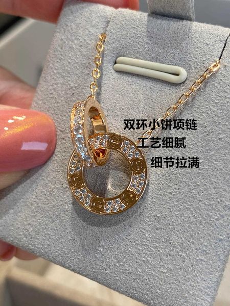 Design classico Love Jewelry Luxury Versatile Double Ring Circular Cake Necklace per donne Design in oro rosa 18k Highend e Internet con logo