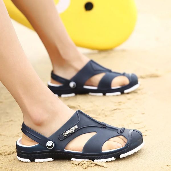 Sandálias homens sandálias respiráveis tamanho grande vazio slipon slipon slippers ao ar livre de verão praia moda plástico pavor de sapatos de jardim masculino