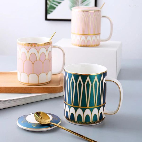 Canecas Cerâmica de ouro no estilo europeu com xícaras de colher para café da manhã em casa café e amantes são conjuntos de copos requintados