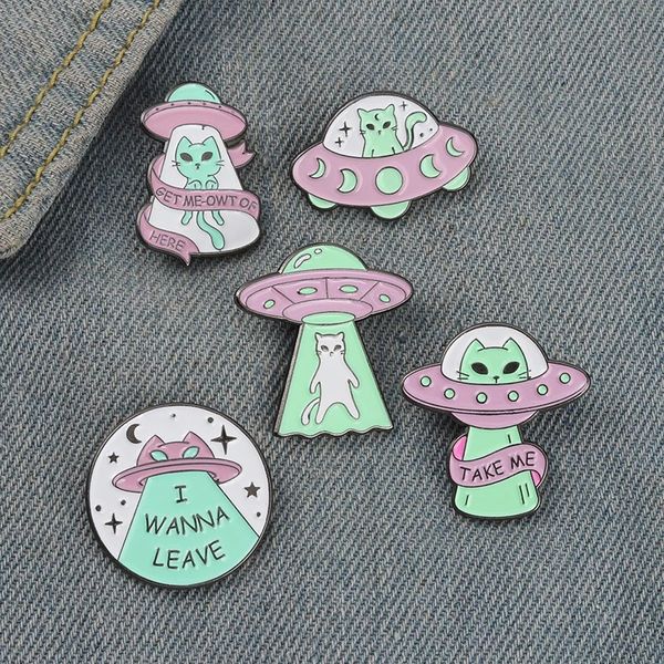 Alien Cat Emaille Pins UFO -Raumschiff -Abzeichen nehmen mich hier Broschen für Frauen Männer Außenraum Schmuck Universum Nerd Geschenke