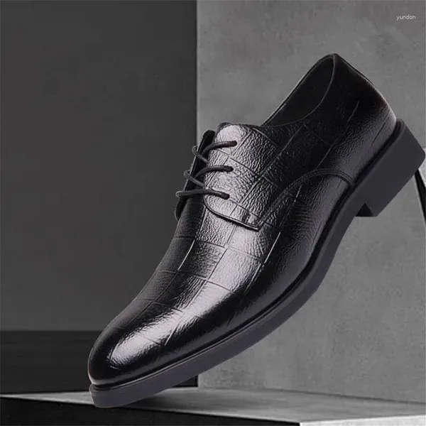Sapatos casuais de couro masculino 2024 Vestido de negócios de outono, soluno, solo e versátil calor crescente casamento pontiagudo