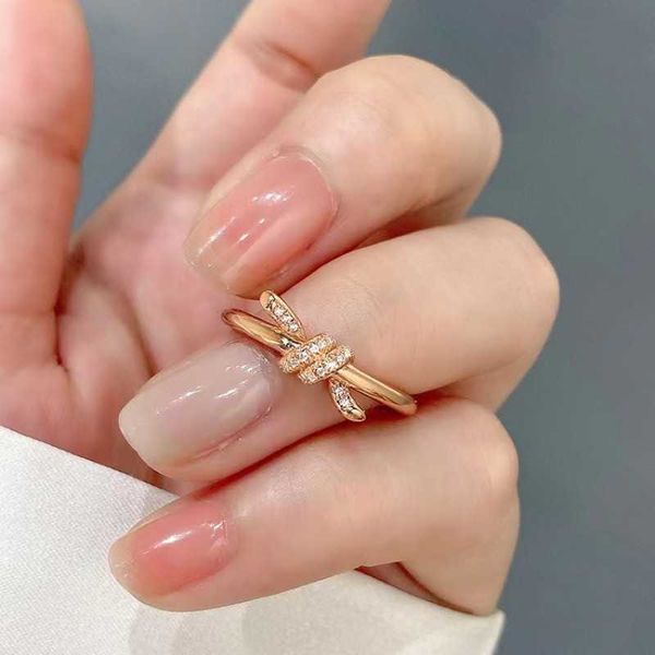 Designermarke S925 Sterling Silver Knot Ring für Frauen in 18 Karat Goldlicht Luxusstil Instagram einzigartiges Design hochwertiges Gefühl