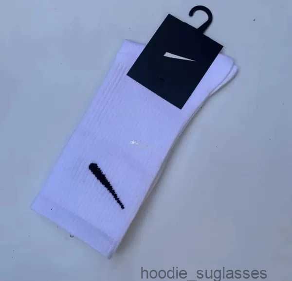 Herren neue Style Socken Großhandel verkaufen All-Match klassische schwarze weiße Frauen Männer mit atmungsaktivem Baumwollbasketball-Basketball-Sport-Knöchel Sock B7XHG.