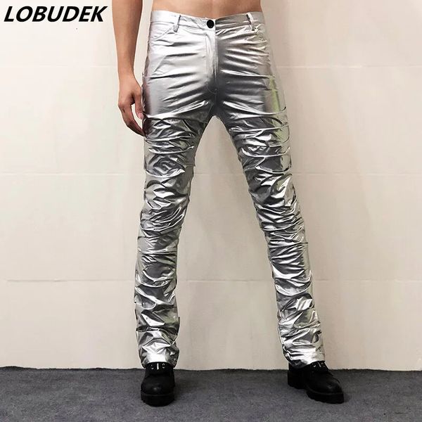 Frühlingsmänner Plissee Trompete Lederhose Skinny Fit Elastic Fashion PU Lederhose Motorradhosen für Bar Singer Kostüm 240326