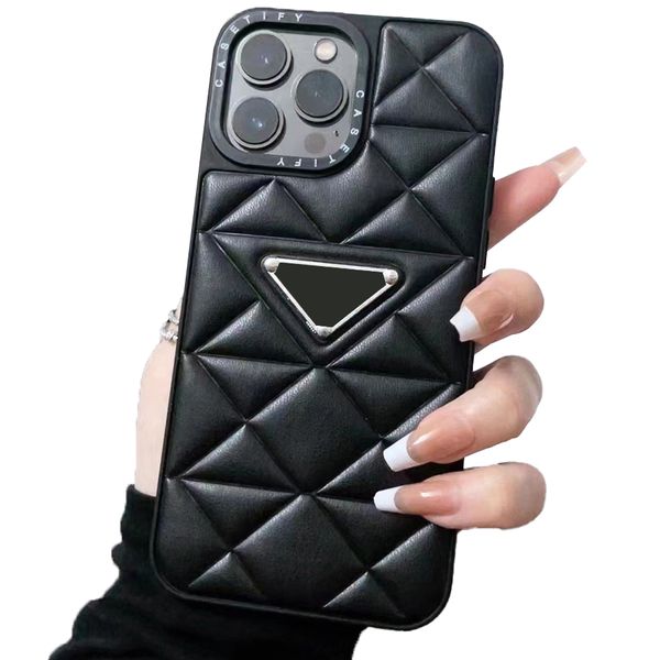 3D Diamond Plaid Leather Luxury Phone Case para iPhone 12 13 14 Pro Max Metal Metal Triangle Logo Feather Style for Apple 14Plus Cover