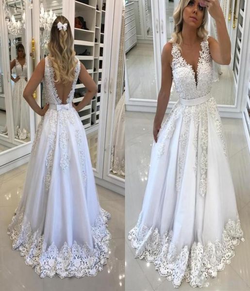 Vestidos de baile brancos lindos para recepção com laço de arco de backless 2018 apliques de renda sexy v pescoço de noite vestidos de festa pérolas go8150876