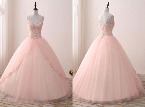 2023 V Hals Blush Applique Spitze mit Champagner Satin Quinceanera Kleiderballkleider Abschlussball mit Gurten Perlen Korsett Rücken süße 15 GIR1670100