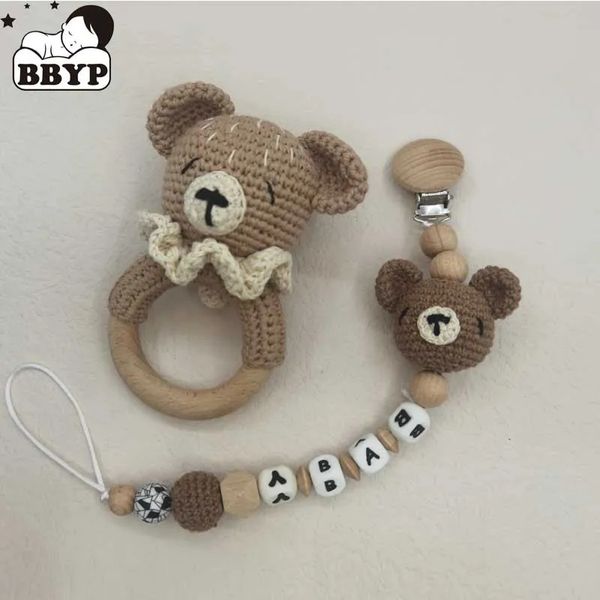 Baby Rattle Crochet Bear mordado com sinos Cadeia de chupeta nascida Montessori Educational Toy Rings Wooden Rings Baby Toys 240325