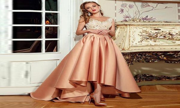 Mode Tulle Satin Bodeau Ausschnitt High -Low -Abschlussballkleid mit Spitzenapplikationen Champagner und orange sexy Abendkleider Party DR2902735