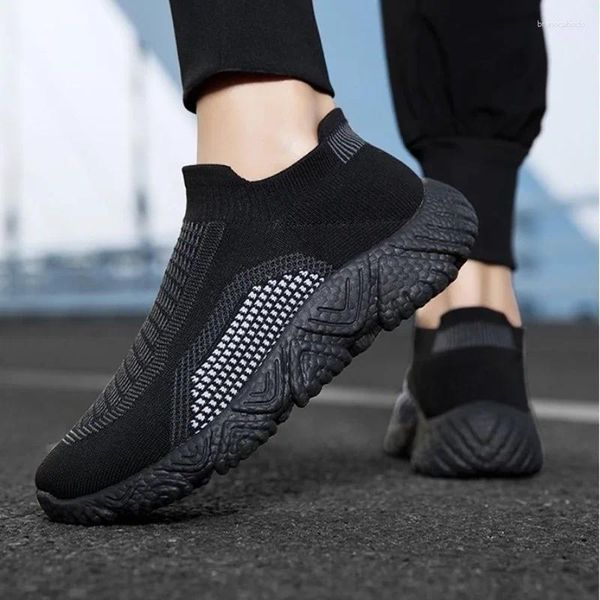 Scarpe casual per uomini 2024 Slip on maschile vulcanizza la griglia netta solida autunnale piattaforma traspirante all'aperto