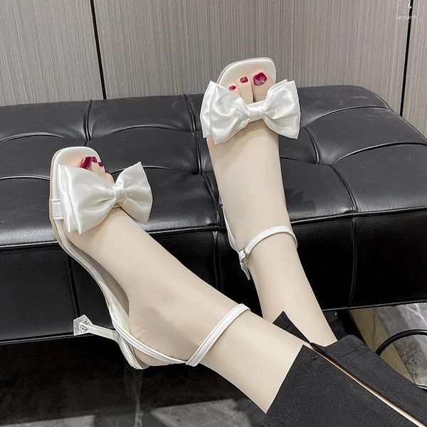 Scarpe vestiti 2024 versatili con papillon da donna tacchi alti sottili alla moda e 18 ragazze sandali per banchetti per adulti estate