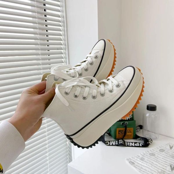 Fitness Shoes Brand Casca alta Canvas Women Trend Ulzzang Wedges White Sneakers Designer Aumente calçados casuais zapatos mujer