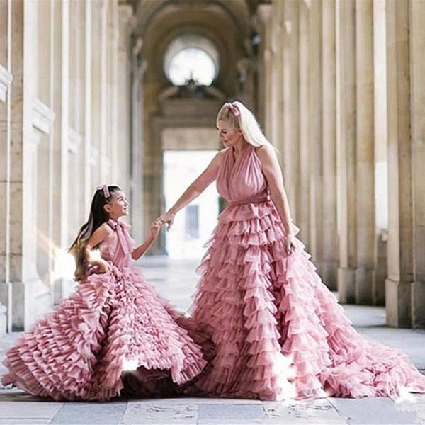 Abiti 2021 Madre e figlia Flower Girls Abite per matrimoni Halter Tulle Tierd Ruffles Abito da ballo con cerniera Back Birthday Children Gir