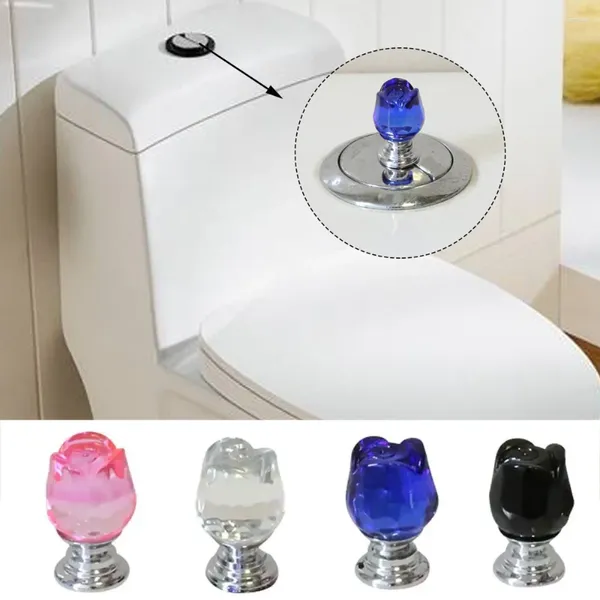 Tampas de assento no vaso sanitário descarregando pressione o botão de tanque de flores de rosa cristal