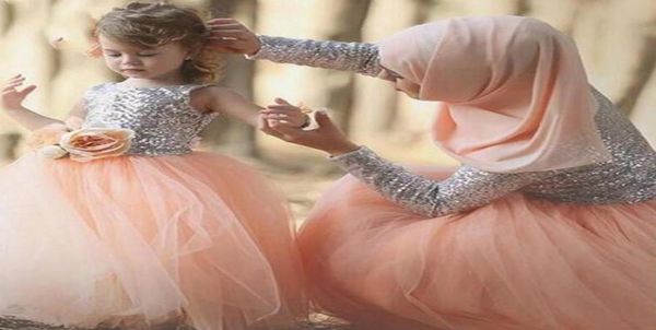 Saudi -Arabien Paillierte Langarm -Abschlussballkleider Silber und Pfirsich Rosa Abendkleider Dubai Frauen billige formelle Party Vestidos Custom3932776