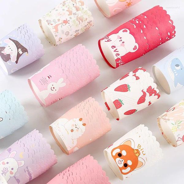 Abastecimento festivo 50pcs cupcake wrapper papel resistência a calor bolo de bolo de desenho animado padrão de pastelaria de embalagens descartáveis