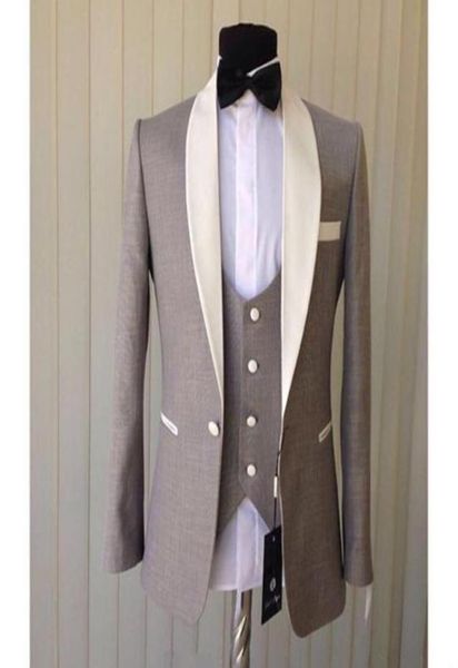 Billig hellgraues Bräutigam Smoking Drei Stücke Elfenbein Schalkragen Blazer Groomsmen Herren Hochzeitsanzüge maßgeschneiderte Jackelpantsvorpantien 8251290