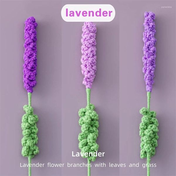 Dekorative Blumen kreative Woll handgefertigtes gestrickter Lavendel Tiefes und hellviolettes sanftes romantisches Blumenbündel Festival Geschenksimulation