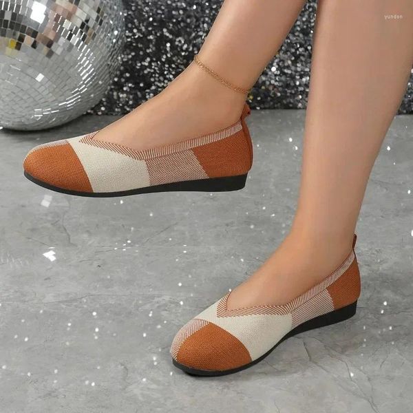 Повседневная обувь самка 2024 Slip на женских квартирах Осенние круглые ноги смешанные цвета сетевая ткань мелководья на низких каблуках.