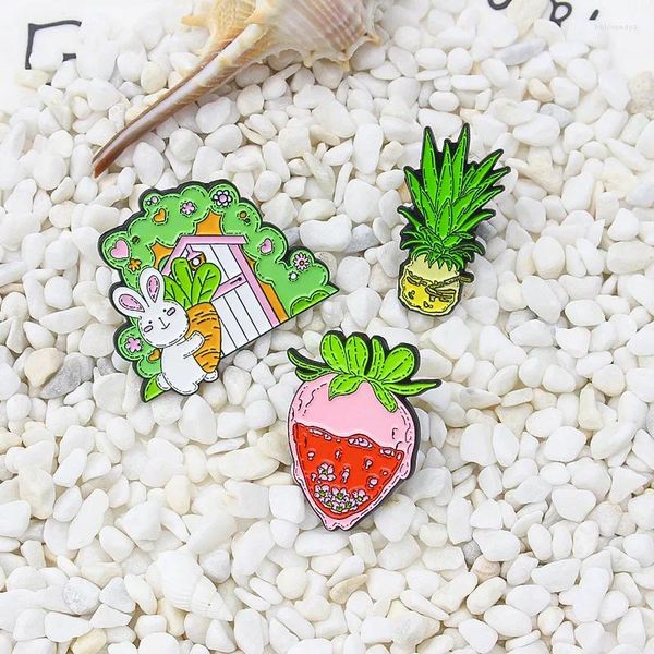 Broches da moda Cartoon criativo Strawberry Pineapple Little White Leva Cenout Home Broche Broche All-Match Backpack Badge Acessórios