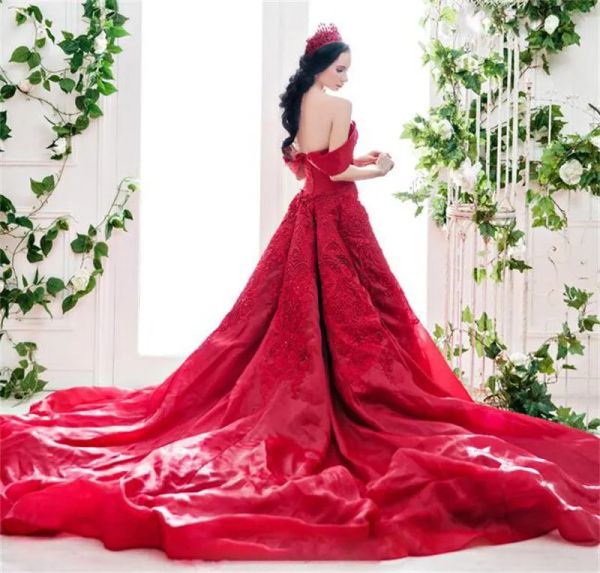 Kleider rot wunderschöne sexy Brautkleider von der Schulter Stickerei Organza Hochzeitskleider China mit langem Zug maßgeschneiderte sexy BR