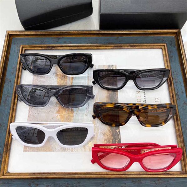 Hochwertige modische Sonnenbrille Männer Luxusdesigner Frauen Sonnenbrille Persönlichkeit Katze Eye Ins Net rot